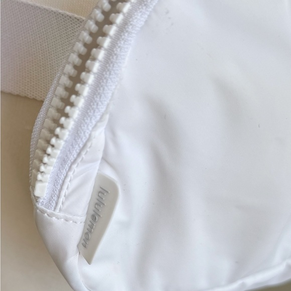 Lululemon Everywhere Belt Bag White Crossbody EUC - Picture 5 of 9